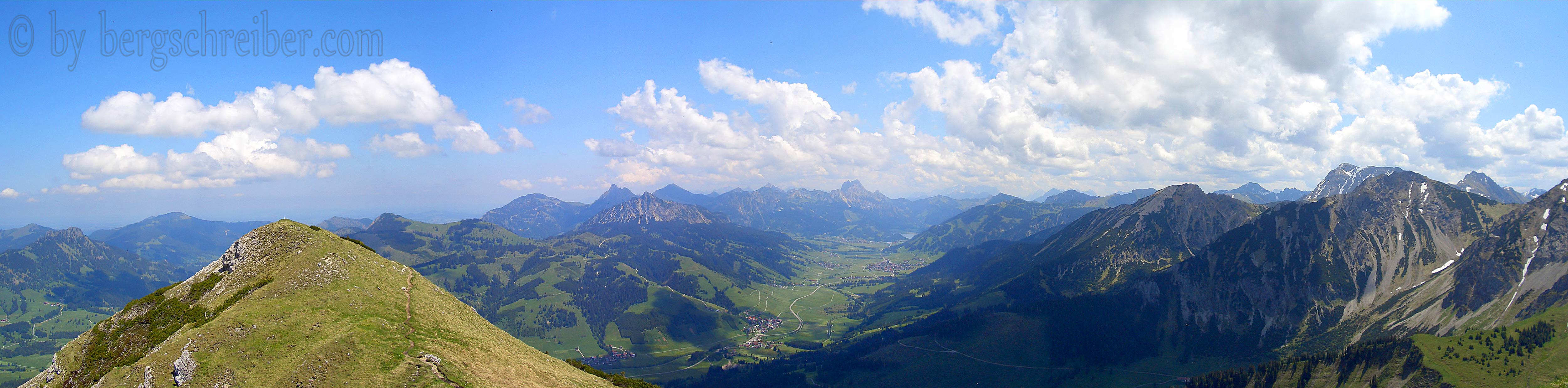 Blick über das Tannheimer Tal in den Allgäuer Alpen