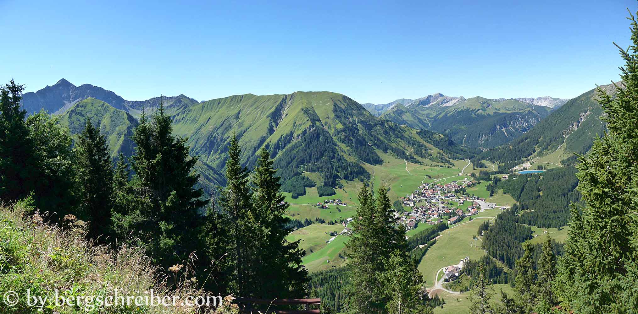 Alpkopf Panorama Berwang, von links Roter Stein und Hönig, im Hintergrund die Liegfeistgruppe