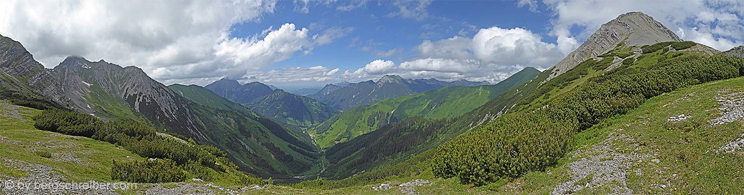 Bichlbächler Jöchle Panorama Nord: Roter Stein, Thaneller, Stockachtal, Tauern, Kohlbergspitze, Daniel, Bleispitze, Gartnerwand (v.l.)
