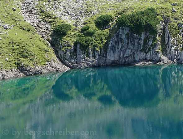 Spiegelung im Drachensee zu Füßen der Coburger Hütte