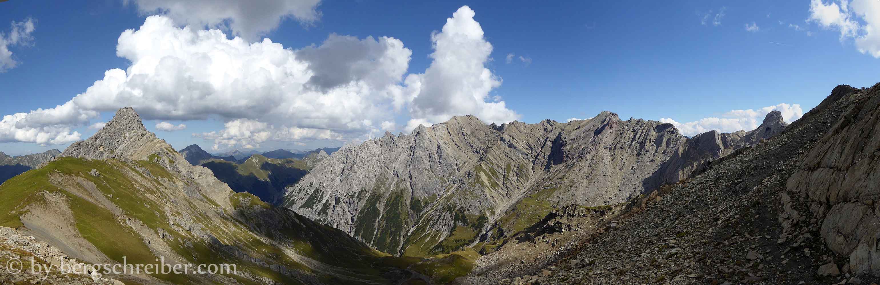 Galtseitejoch links Reichspitze, Bildmitte die markanten Felsbänder der Kübelwände mit dem Muttekopf, Rotspitze, Brunnkarspitze