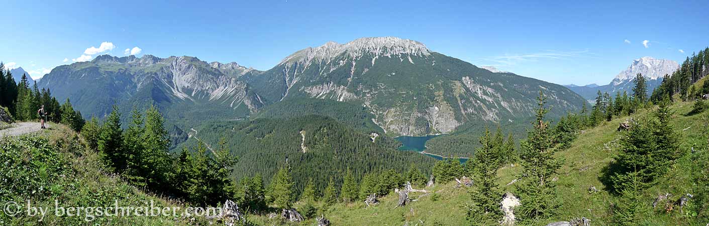 Panorama vom Güterweg Nassereither Alm zum Grubigstein: Blick über den Fernpaß und den Blindsee zur Loreagruppe (links), Gartnerwand und Grubigstein (Bildmitte), rechts das Wettersteinmassiv.