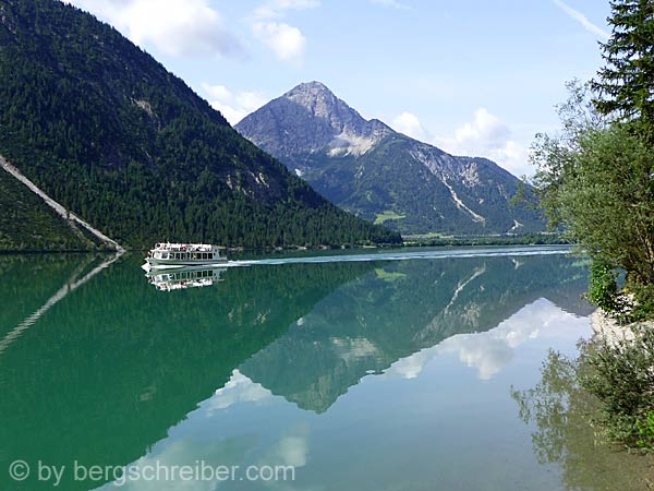 Der Thaneller spiegelt sich im Heiterwanger See