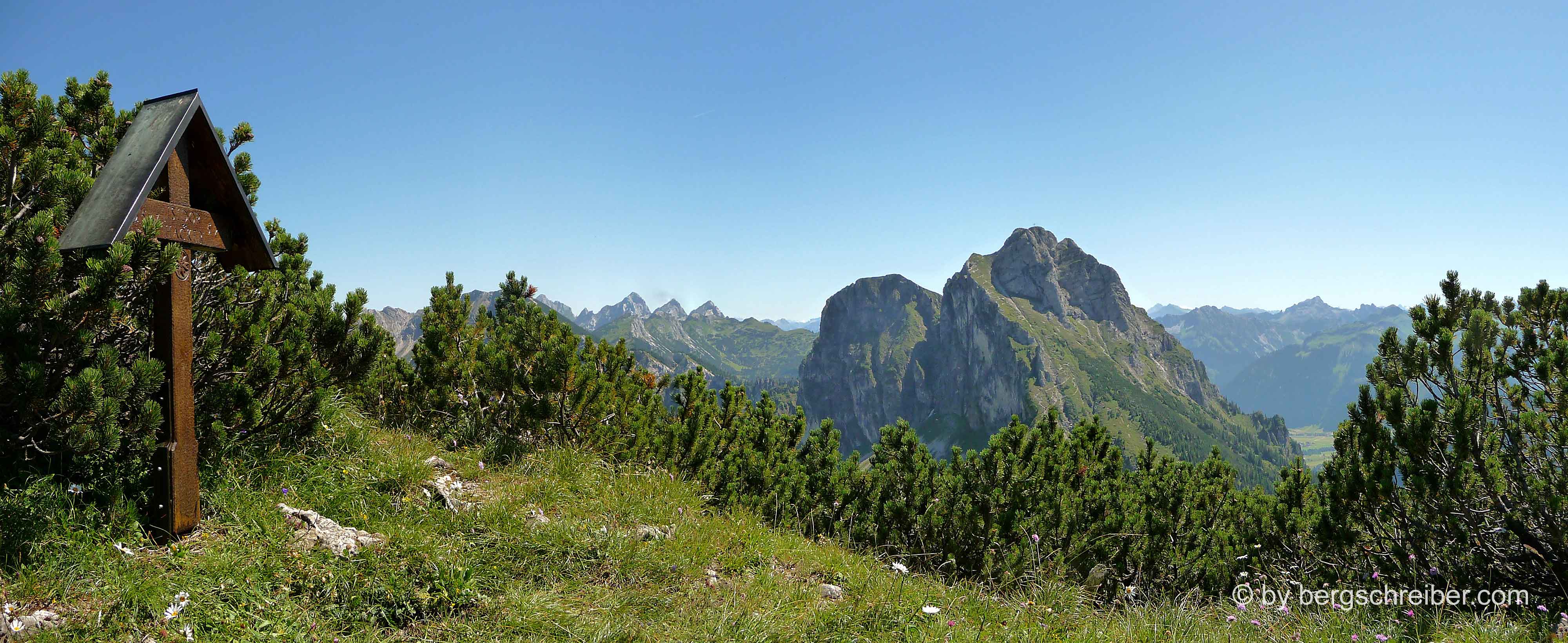 Marterl auf dem Breitenberg in den Allgäuer Alpen mit überwältigendem Blick zum Bergstock des Aggensteins