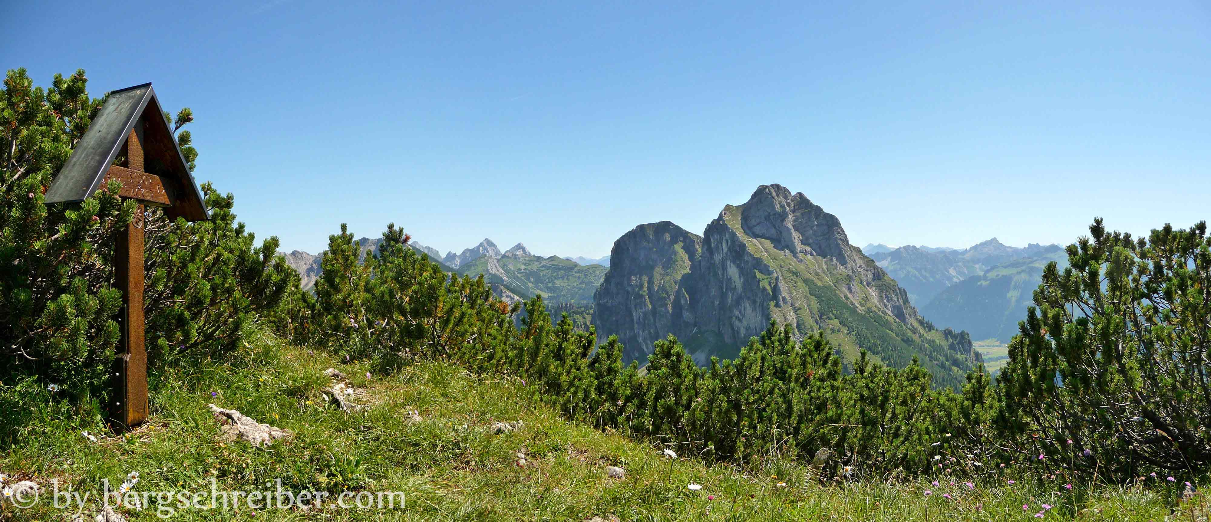 Marterl im Gedenken an Isidor Hackerl am Breitenberg, Blick zum Aggenstein