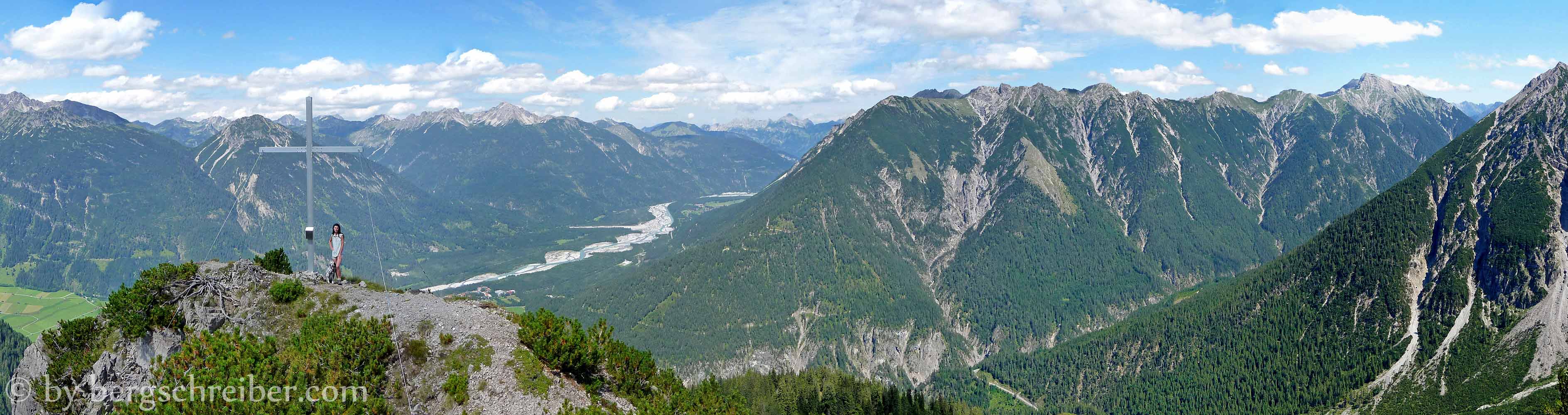 Blick vom Steinmandl (1.909 m) hinab ins Lechtal und - rechts davon - hinüber zur Liegfeistgruppe. Der Alte Jägersteig verläuft am Wandfuß der Liegfeistgruppe.
