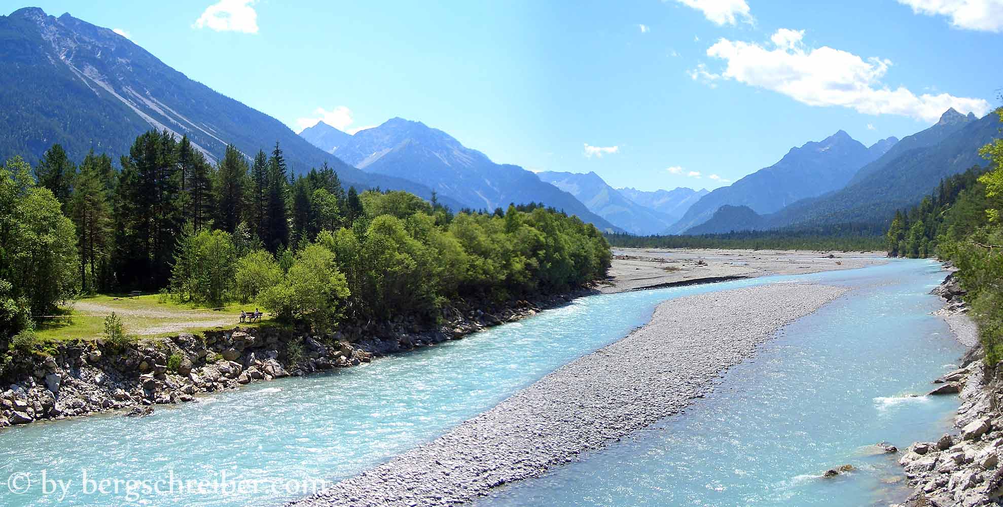 Lechwasser türkis- bis jadefarben, hervorgerufen durch Mineralien und niedrige Wassertemperatur