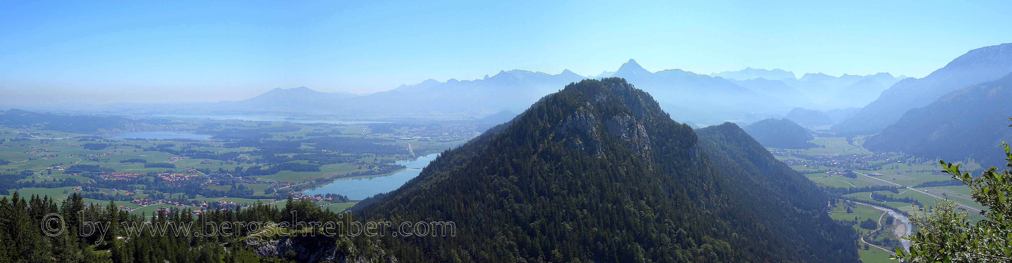Panorama vom Falkenstein Richtung Füssen, hier wollte König Ludwig II. von Bayern sein letztes Märchenschloss bauen