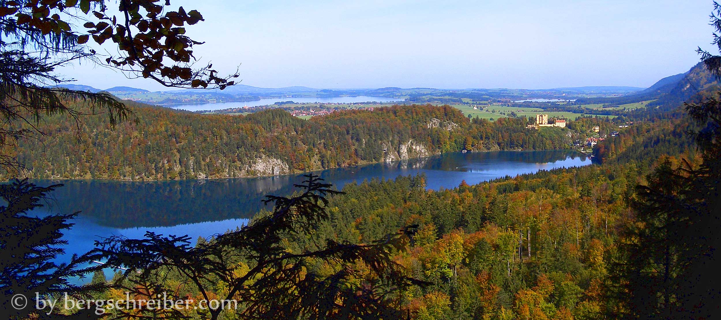 Der Alpsee gesehen durch das Fotografenfenster am Oberen Winterzugweg