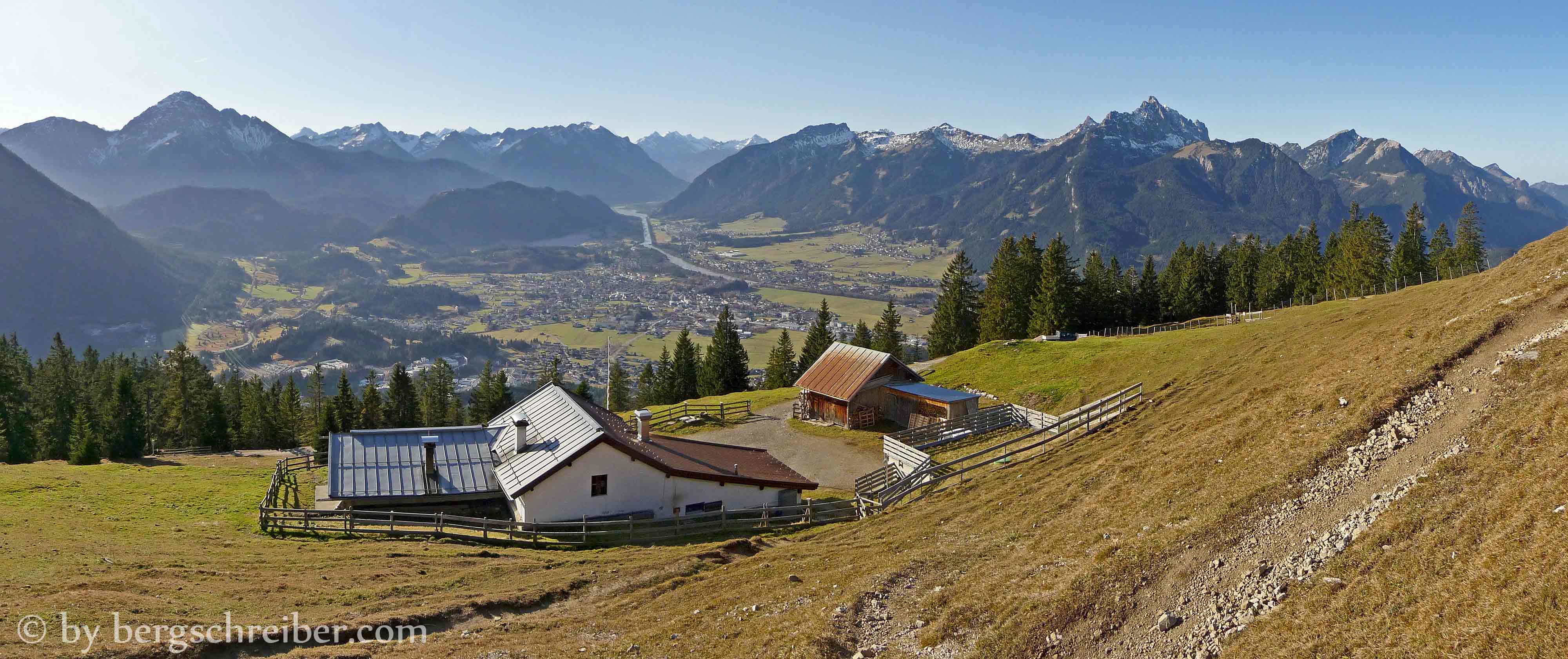 Panorama von der Dürrenberg Alm im Herbst: Reuttener Talkessel, links die Lechtaler Alpen, rechts die Allgäuer Alpen.