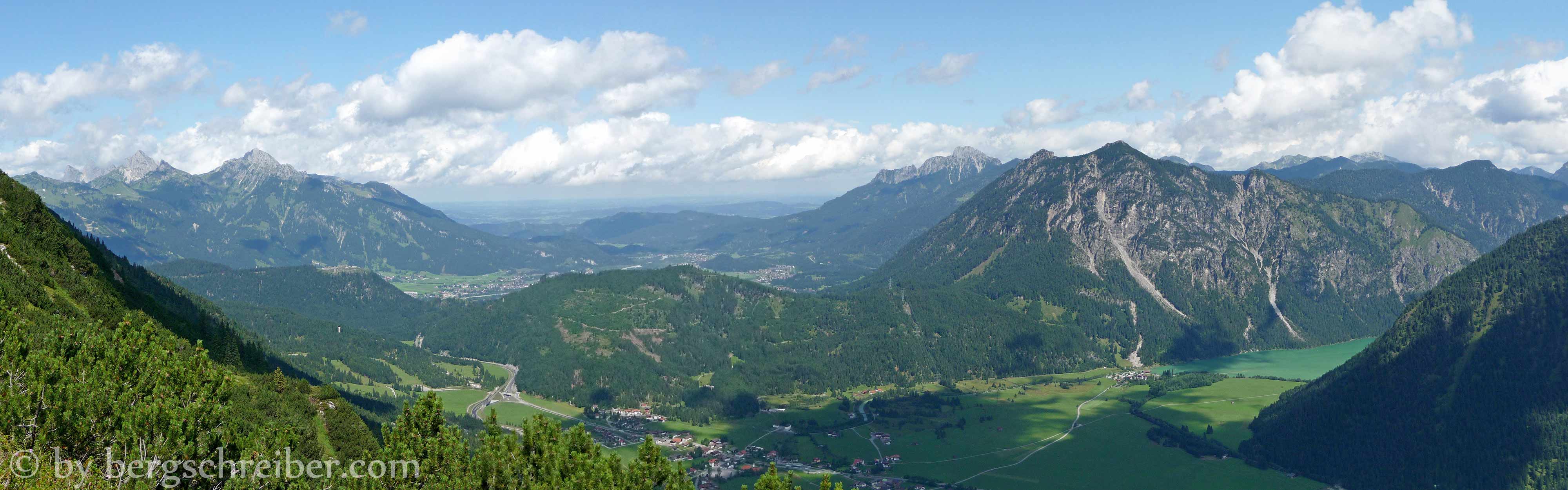 Geißsteig Panorama West: Tannheimer Berge, Reutte, Säuling, Tauern, Heiterwanger See und Heiterwang