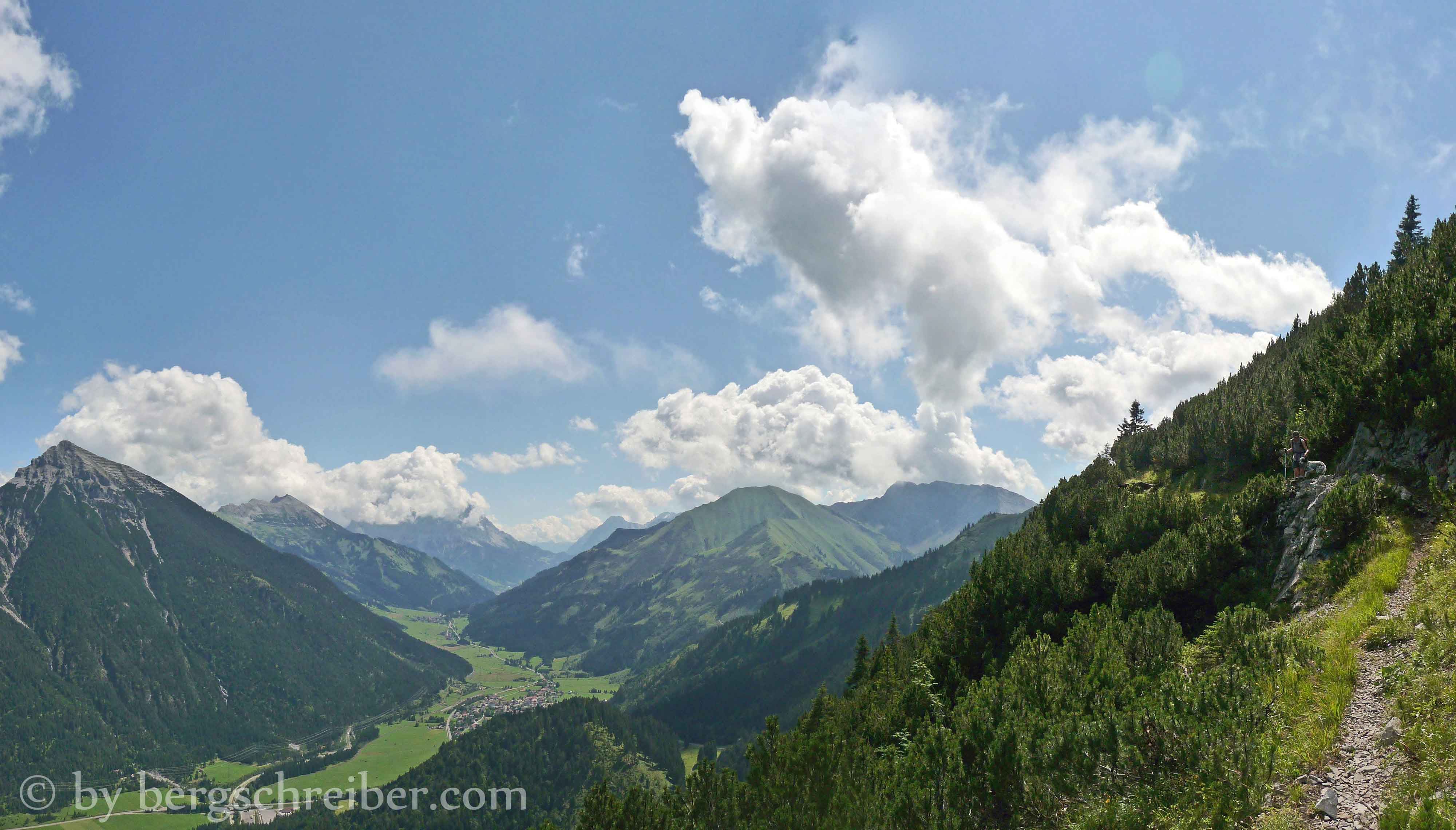 Geißsteig Panorama Ost: Kohlbergspitze, Daniel, Zugspitze, im Tal die Ortschaft Bichlbach, darüber die grünen Steilgrashänge der Pleisspitze, Gartnerwand