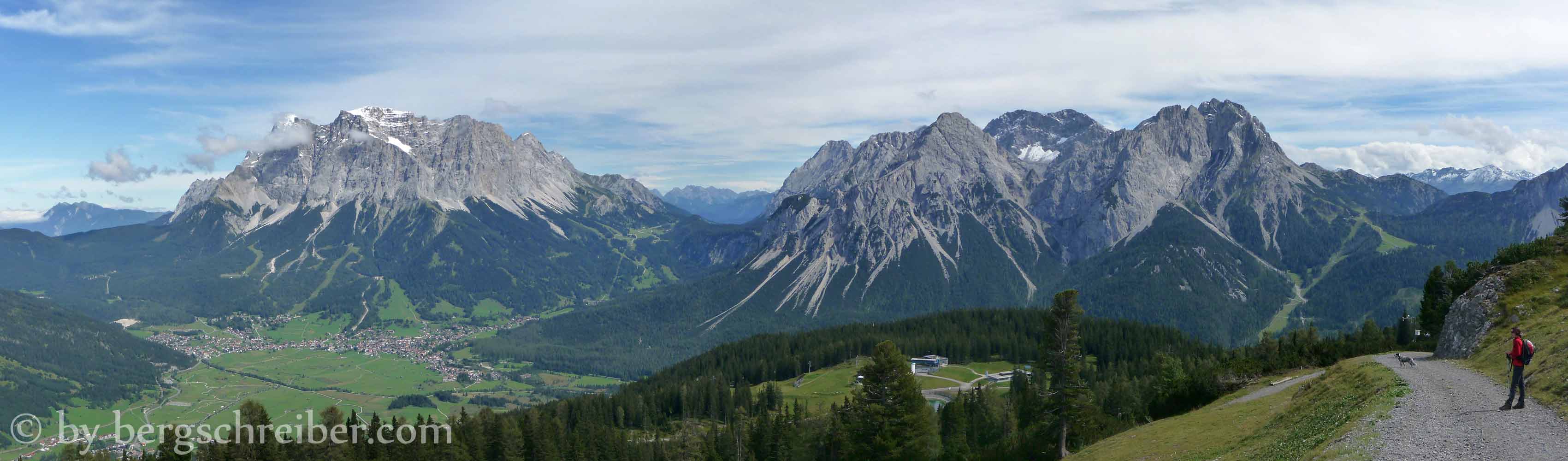 Abstieg zur Grubigalm, links das Wettersteinmassiv - rechts die Mieminger Berge