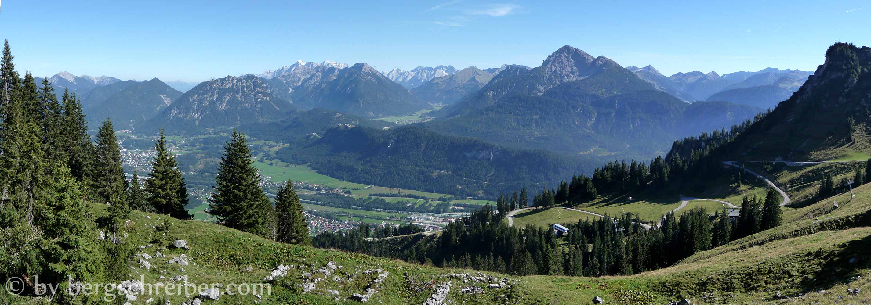 Hahnenkamm Panorama Ost, am Horizont grüßt die Zugspitze
