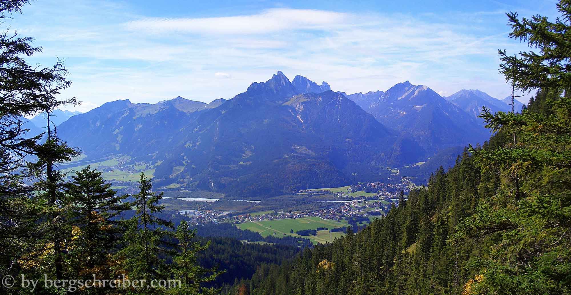 Blick vom Höhenweg zu den Tannheimer Bergen