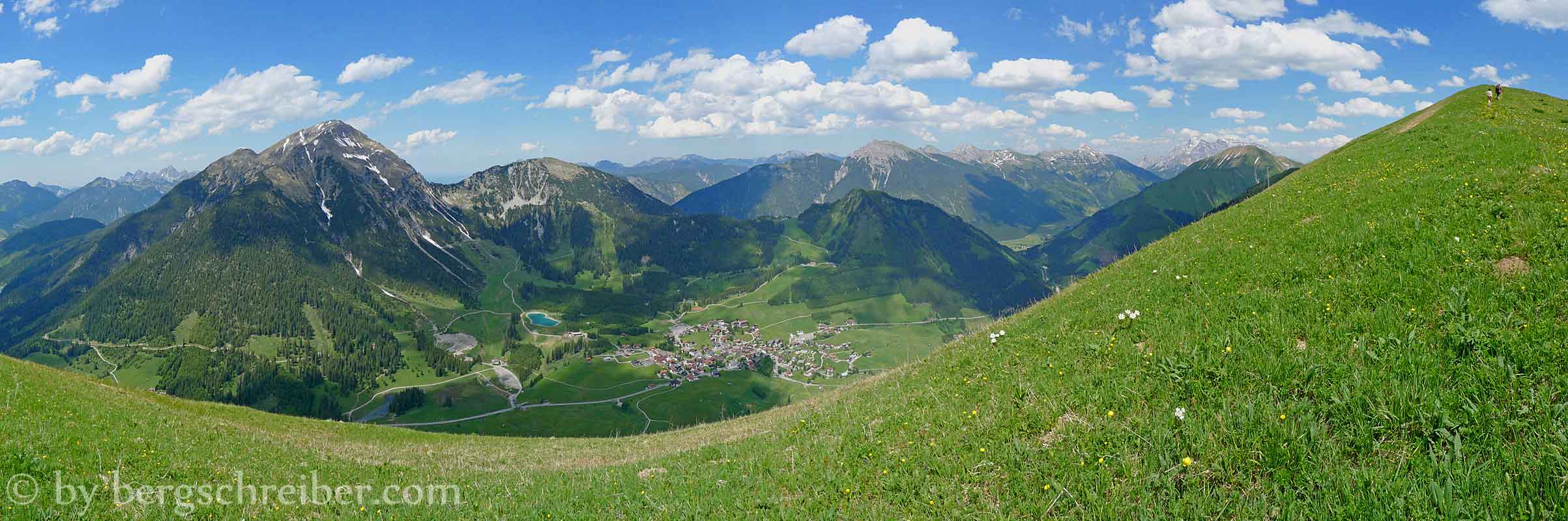Hönig, kurz vor dem Gipfel, im Tal liegt Berwang