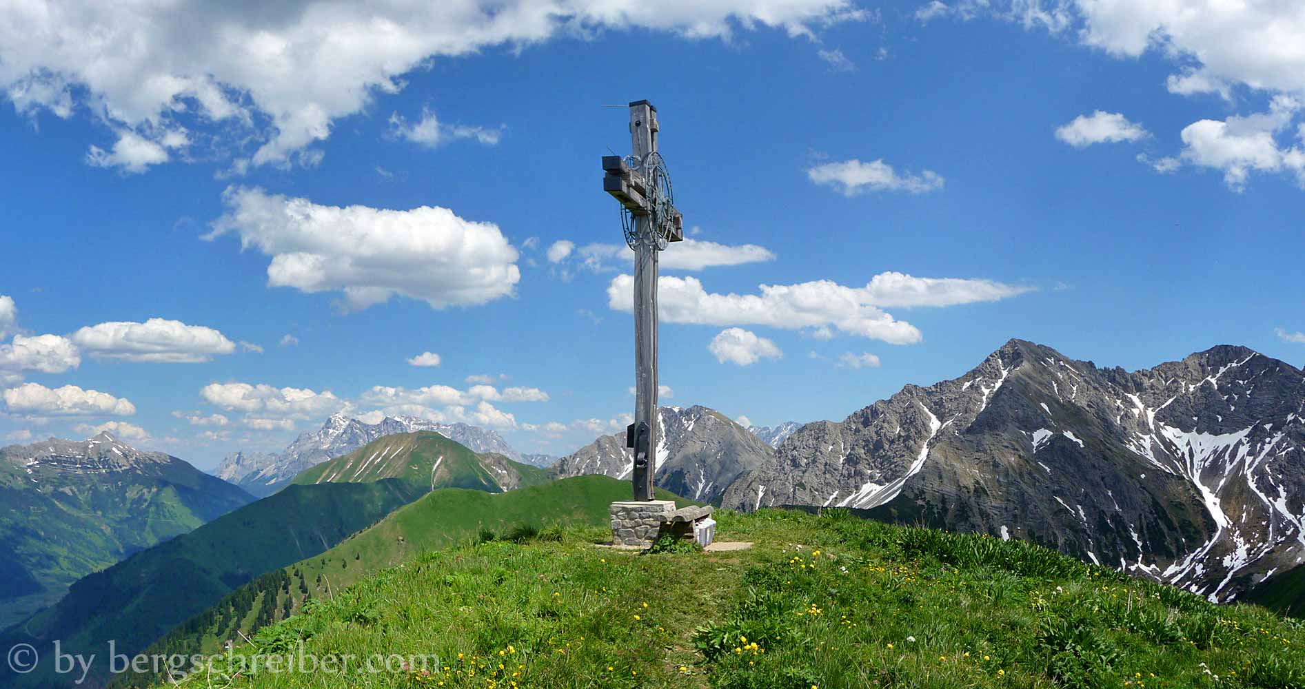 Hönig Gipfelkreuz, links die Zugspitze, rechts der Rote Stein