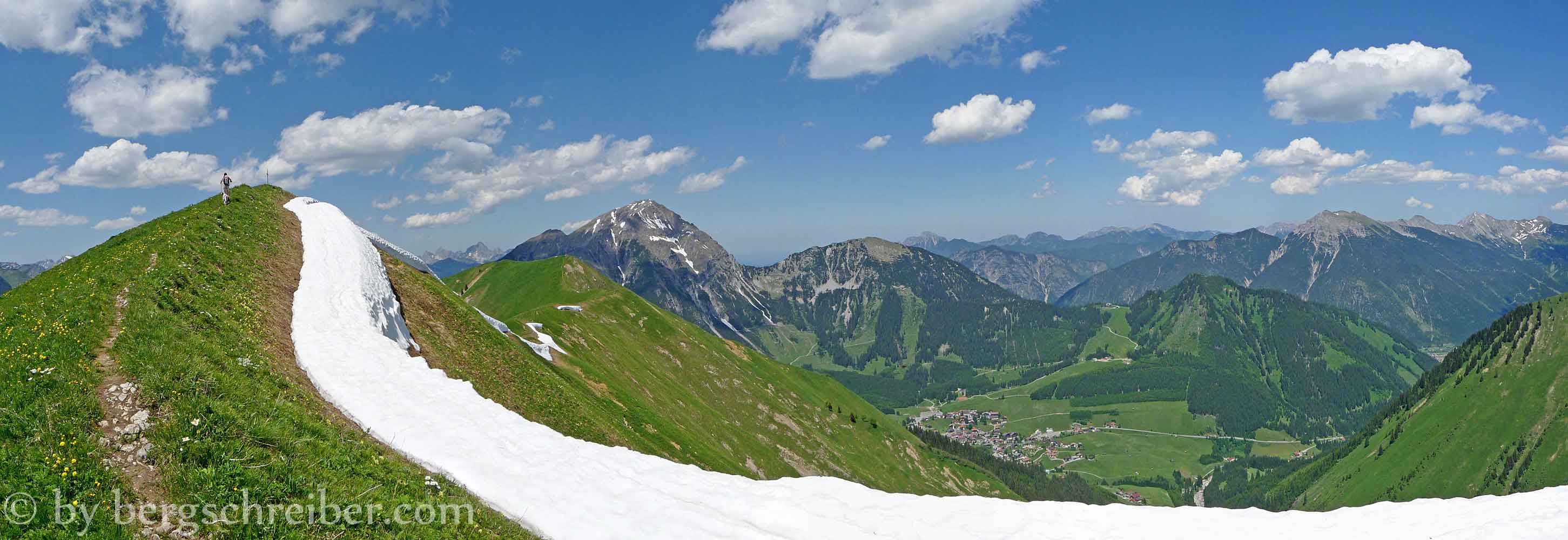 Hönig im Frühjahr, Schneereste am Grat