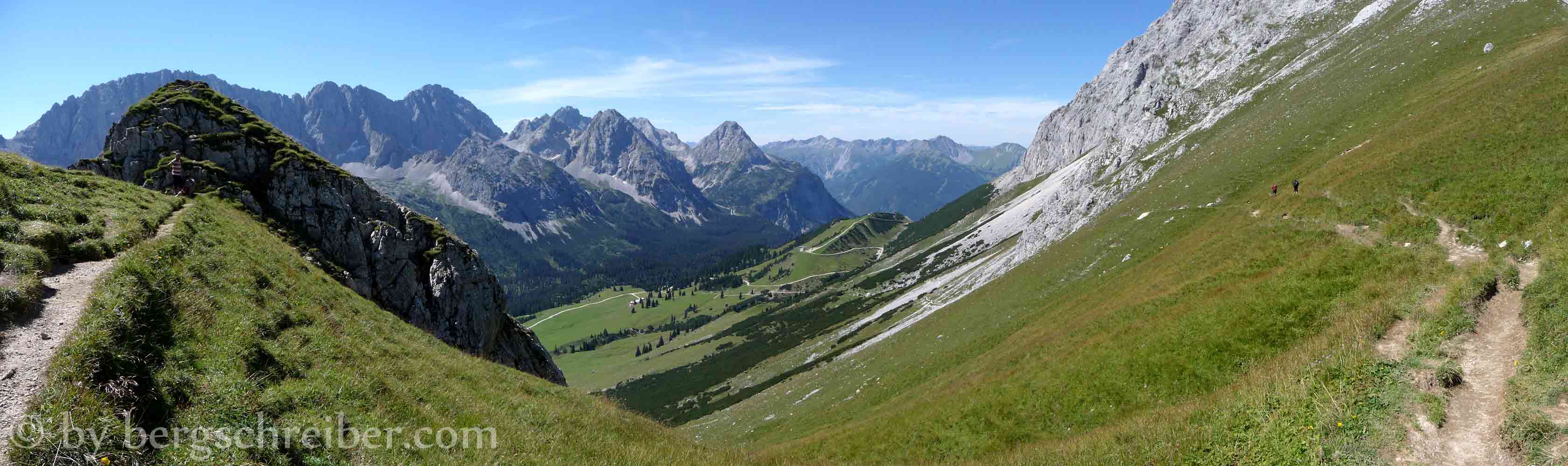 Über das Joch "Am Brand" (2.110 m) führt der Weg zum Gatterl, schöner Blick zurück auf die Weideböden der Hochfeldern Alm