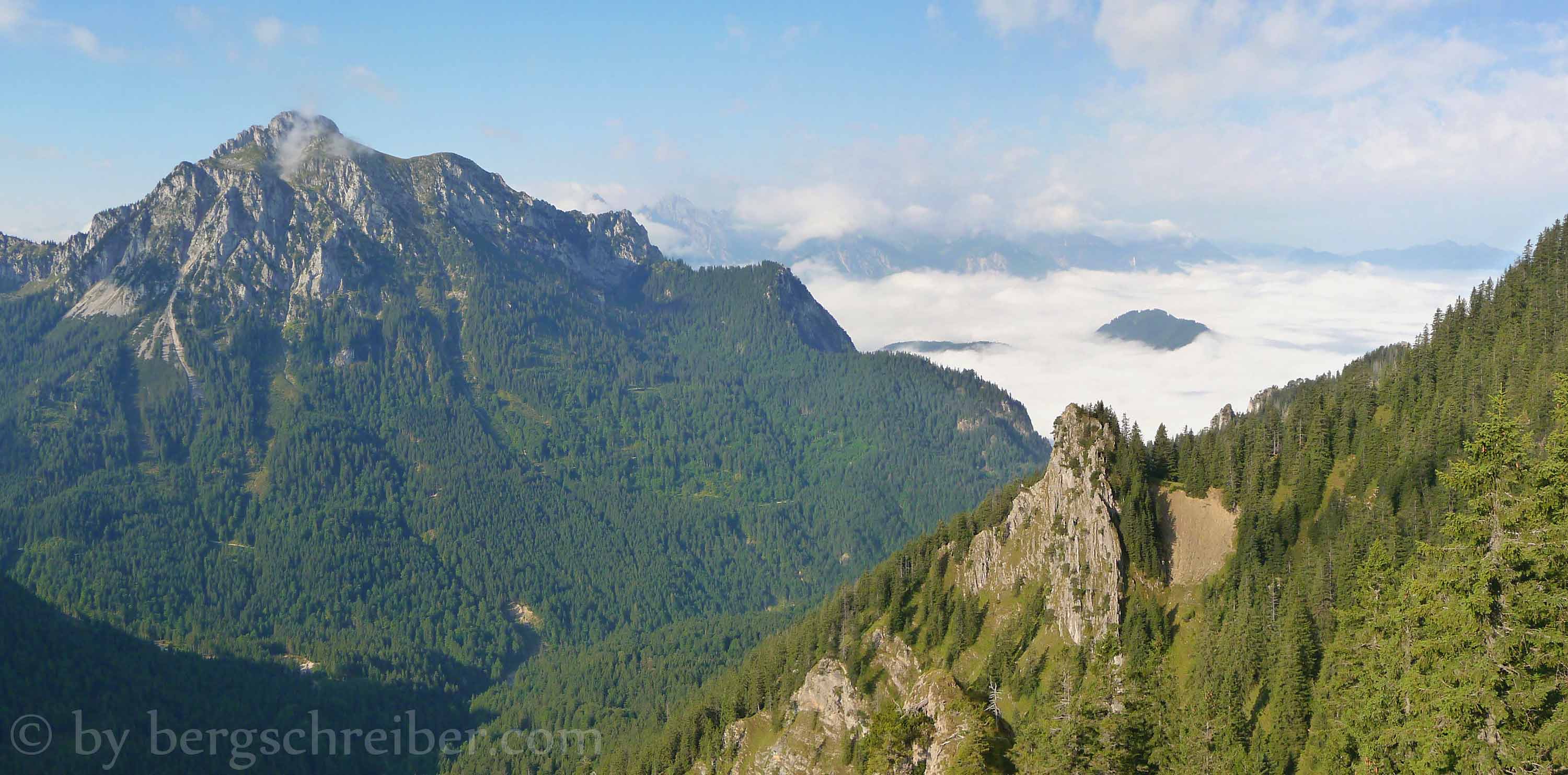 Tegelberg Reitweg, auf den Bergen schönstes Wetter, das Voralpenland steckt im Hochnebel