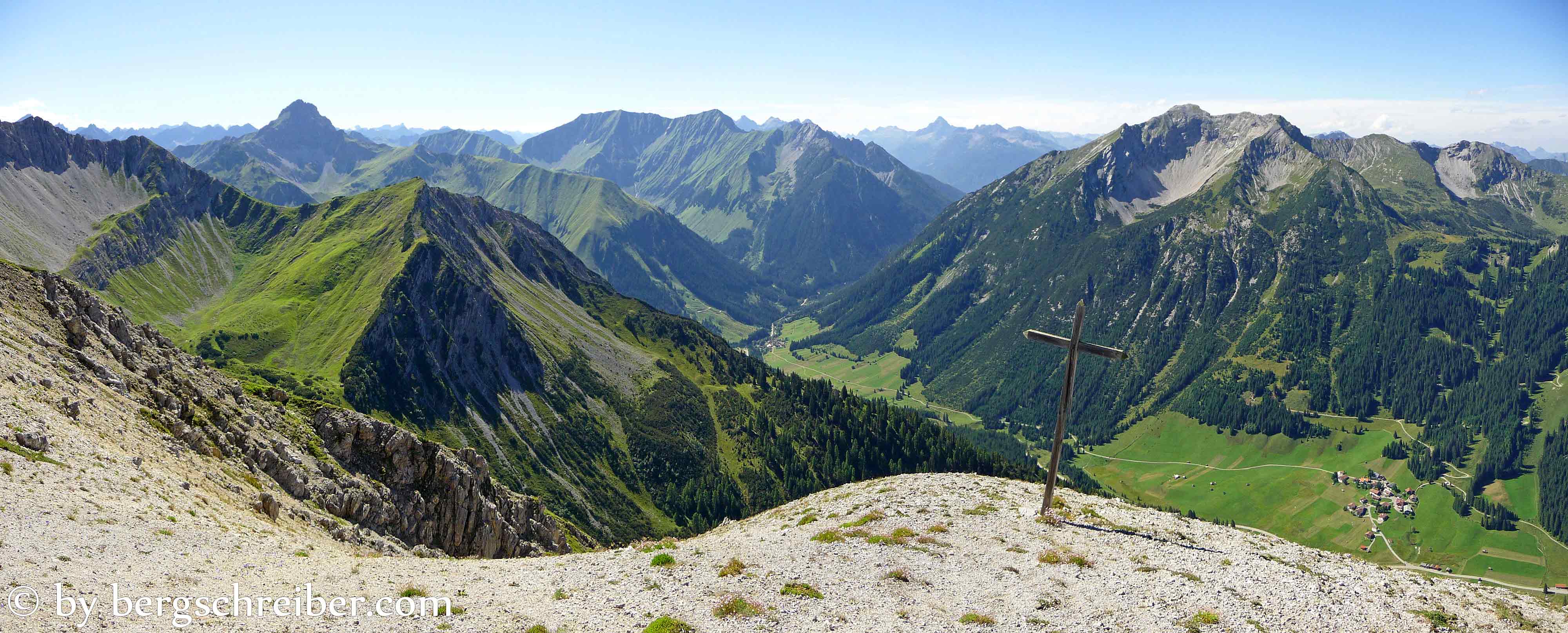 Sandegg, Panorama Westen: Kalter Stein, Namloser Wetterspitze, Bschlaber und Elmer Kreuzspitze, Hochvogel, Knittelkarspitze, im Tal die Ortschaft Kelmen