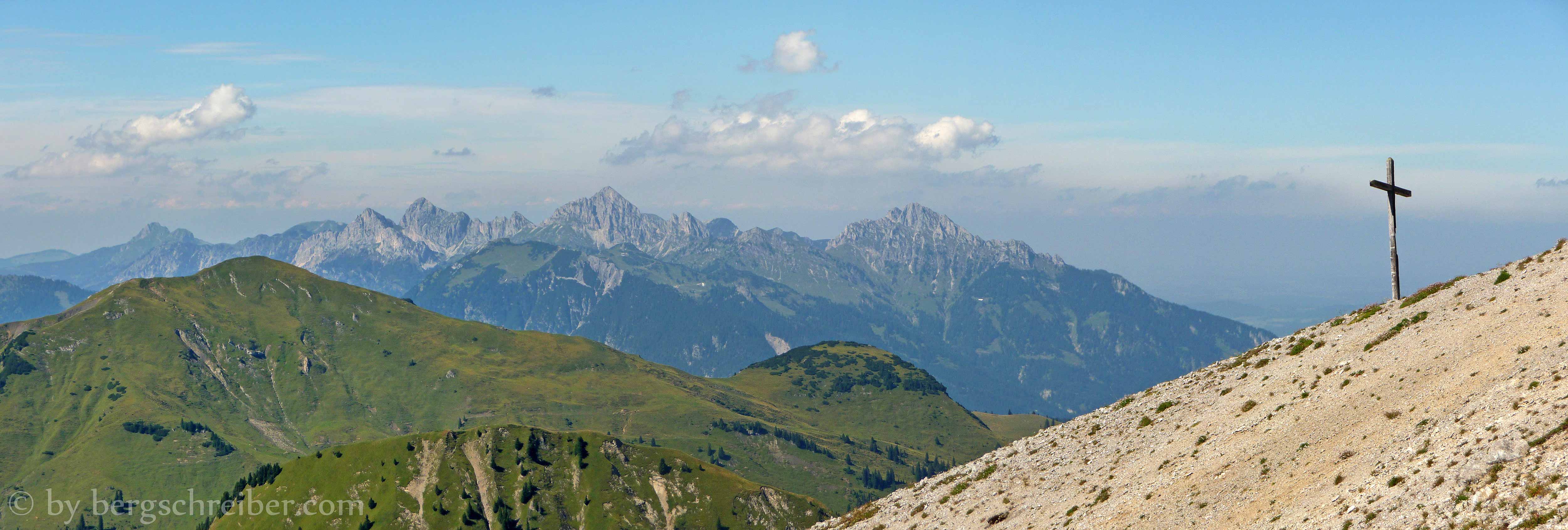 Sandegg, Blick zu den Tannheimer Bergen; der grüne Bergrücken im Vordergrund ist das Galtjoch
