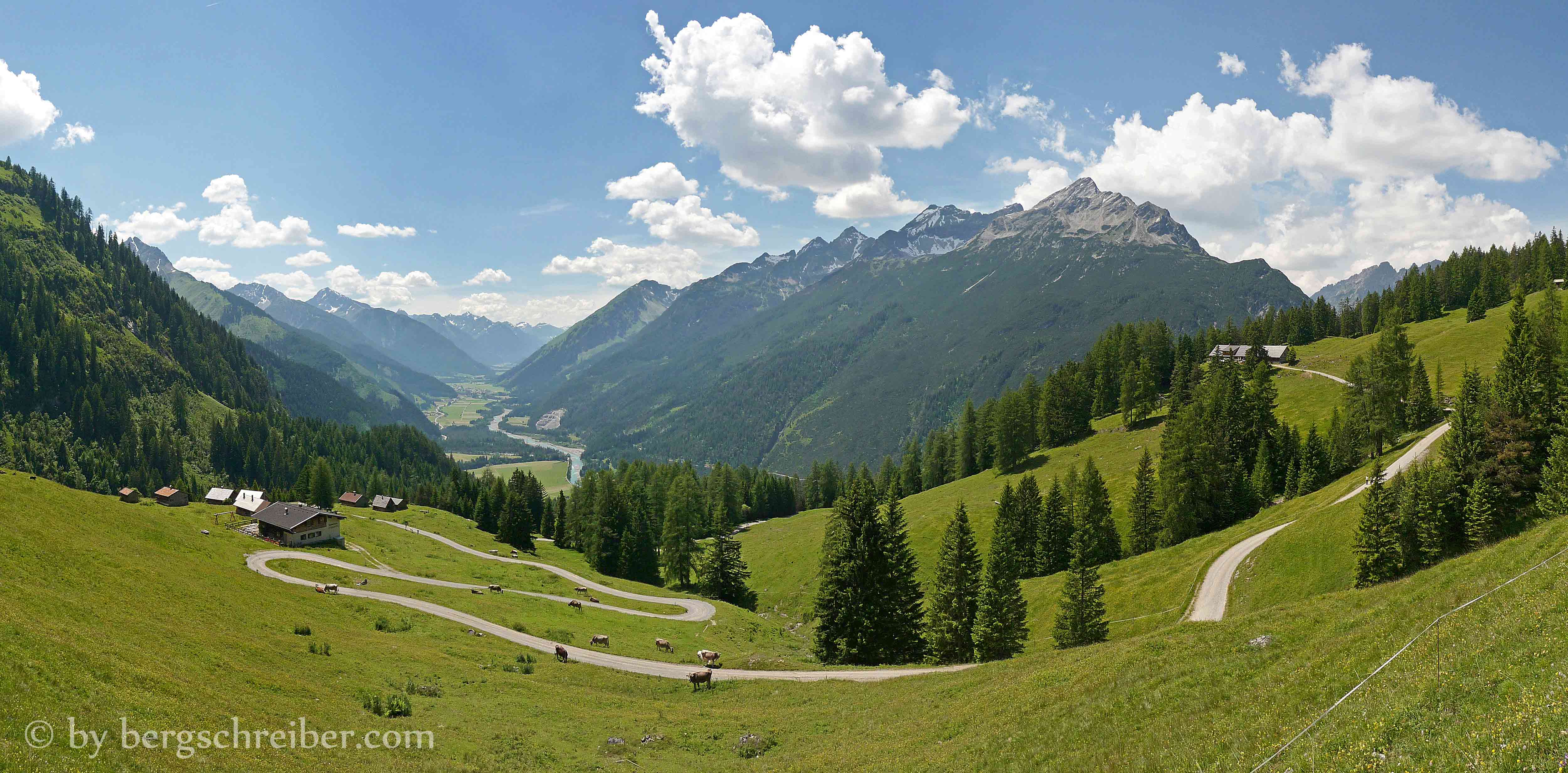 Die weiten Alpweideböden der Stablalm, zu Füßen das Lechtal, gegenüber dominant der Felskegel der Klimmspitze