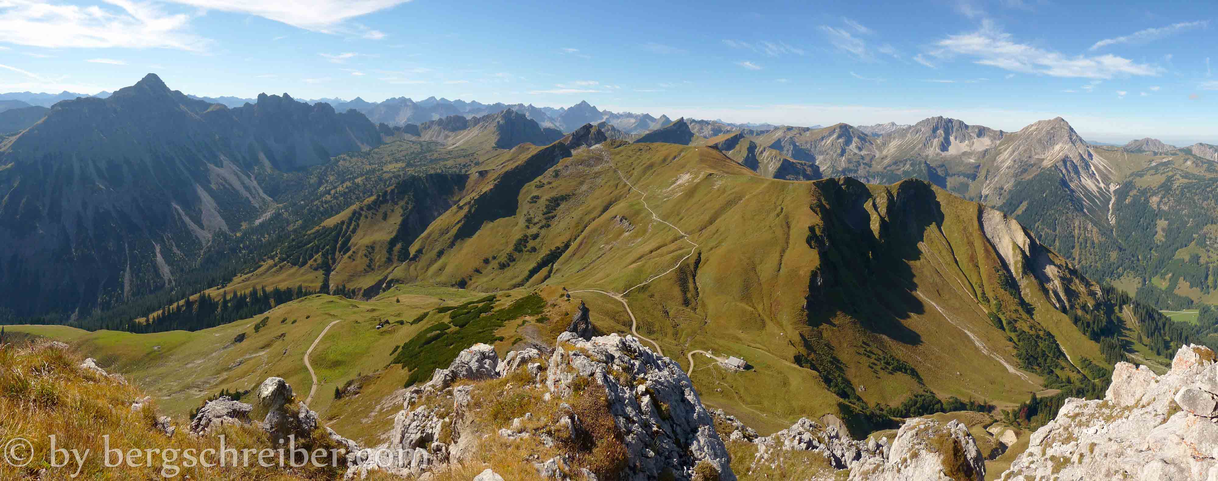 Panorama Südwest, der weitere Wegverlauf des Saalfelder Höhenweges zur Schochenspitze ist in der Bildmitte gut zu erkennen