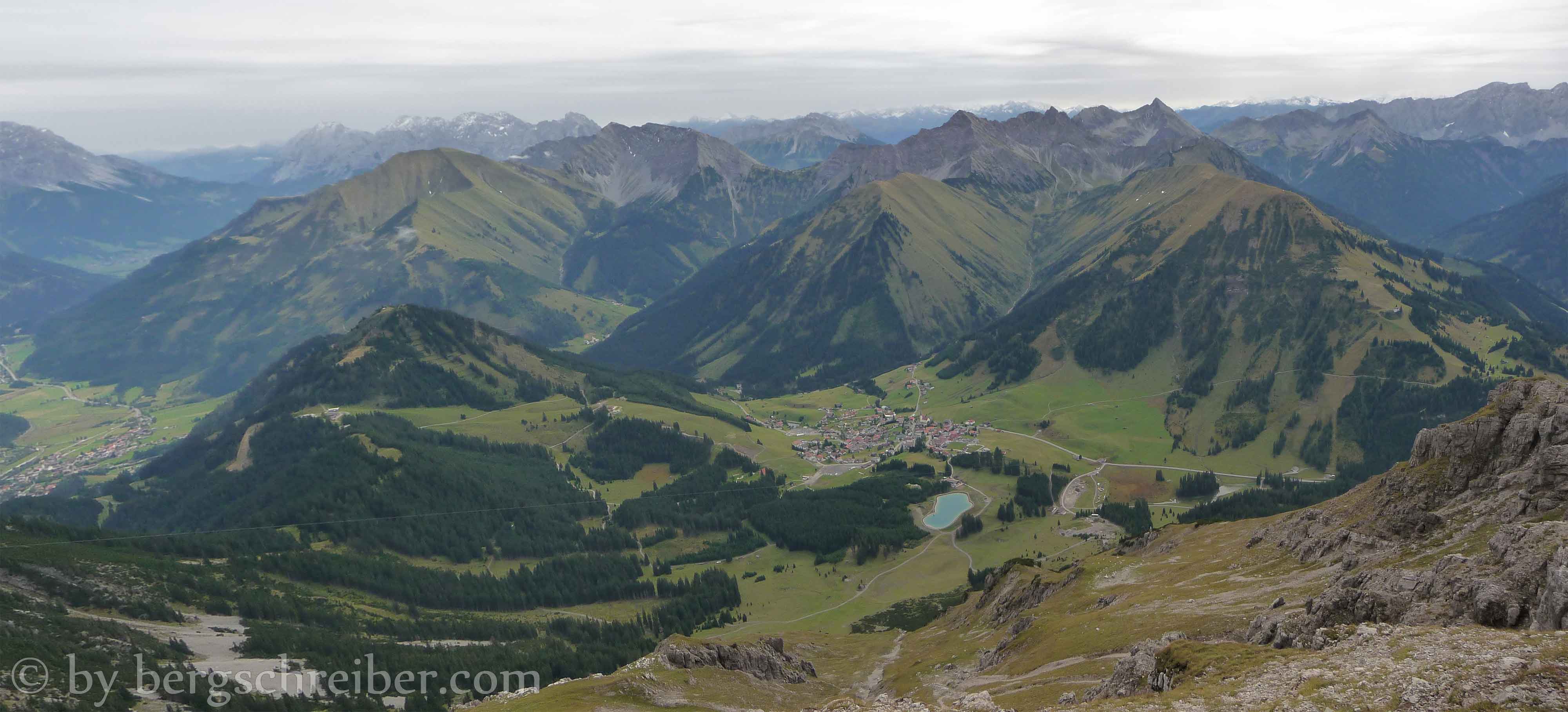 Thaneller Tiefblick beim Abstieg hinab nach Berwang