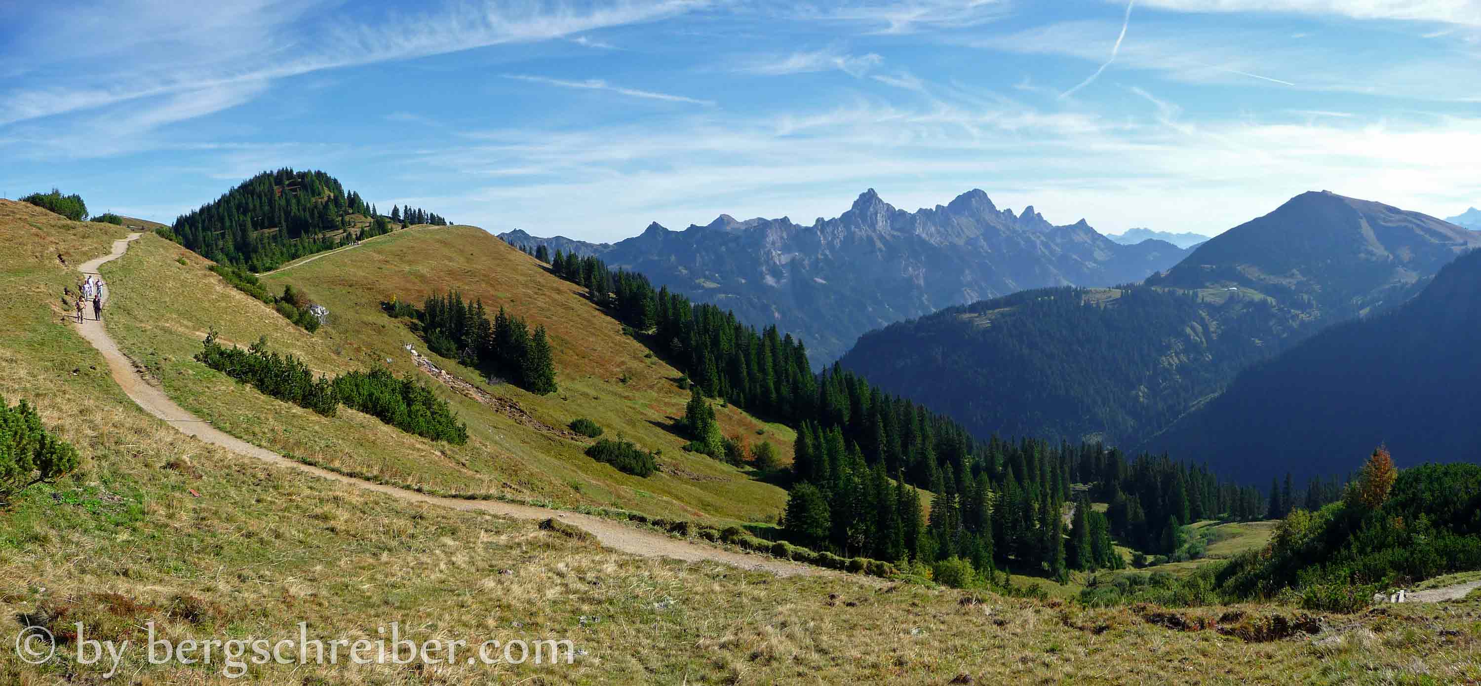 Saalfelder Höhenweg, Blick zu den Tannheimer Bergen