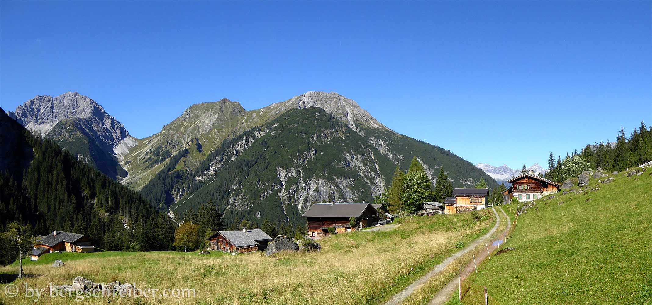 Pfafflar Weiler Unterhaus am Eingang des Fundaistals. Im Hintergrund v.l. Potschallkopf, Gramaiser Sattele, Riefenkopf und Spitzkopf