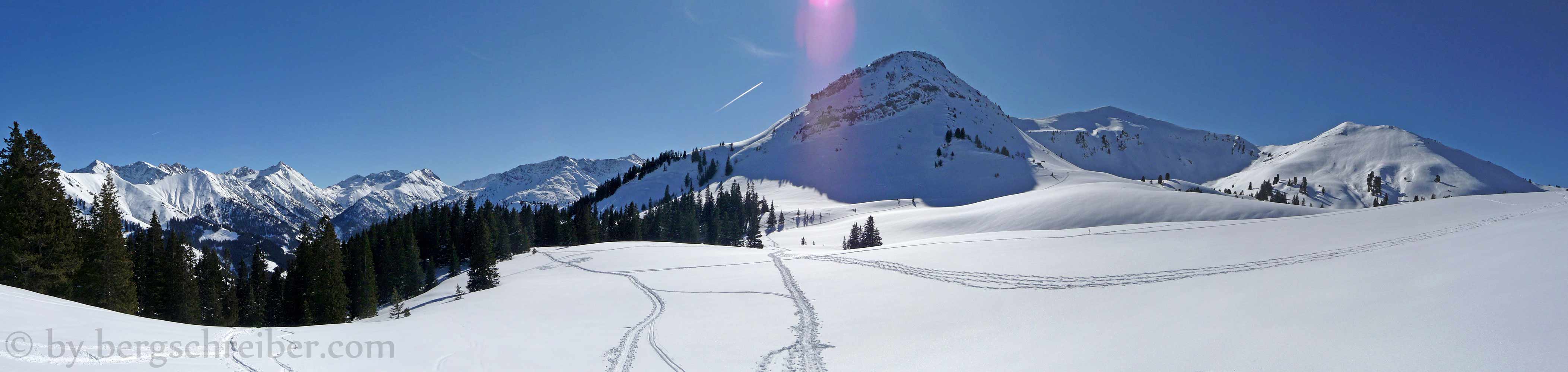 Almwiesen der Raaz Alpe dick verschneit