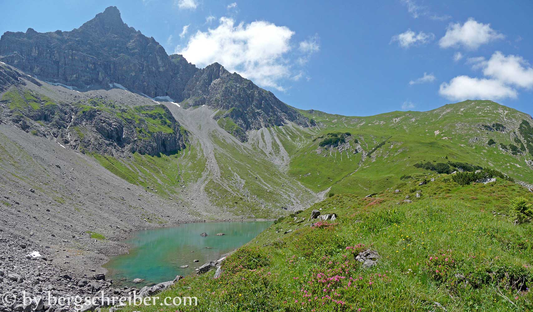 Treiensee, Nordwand der Namloser Wetterspitze, rechts der Karleskopf