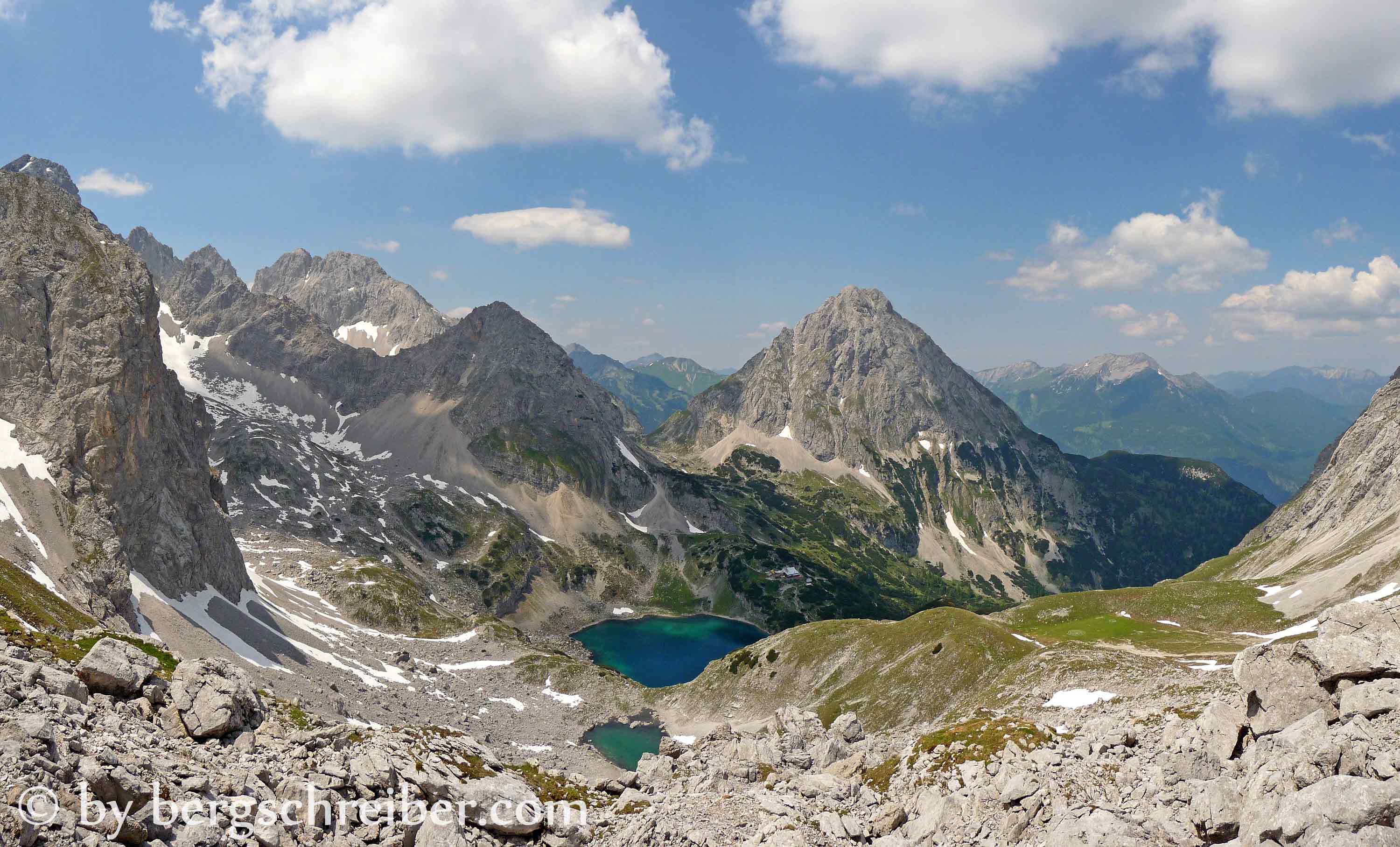 Bergpanorama Tajatörl in den Mieminger Bergen: Drachensee, Coburger Hütte und Sonnenspitze